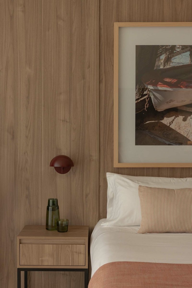 Matilda Ø17 Bourgondië leeslamp Van Faro Barcelona - Matilda is een wandlamp in een diep bordeauxrode tint met een strakke, geometrische vorm die in elke omgeving past.