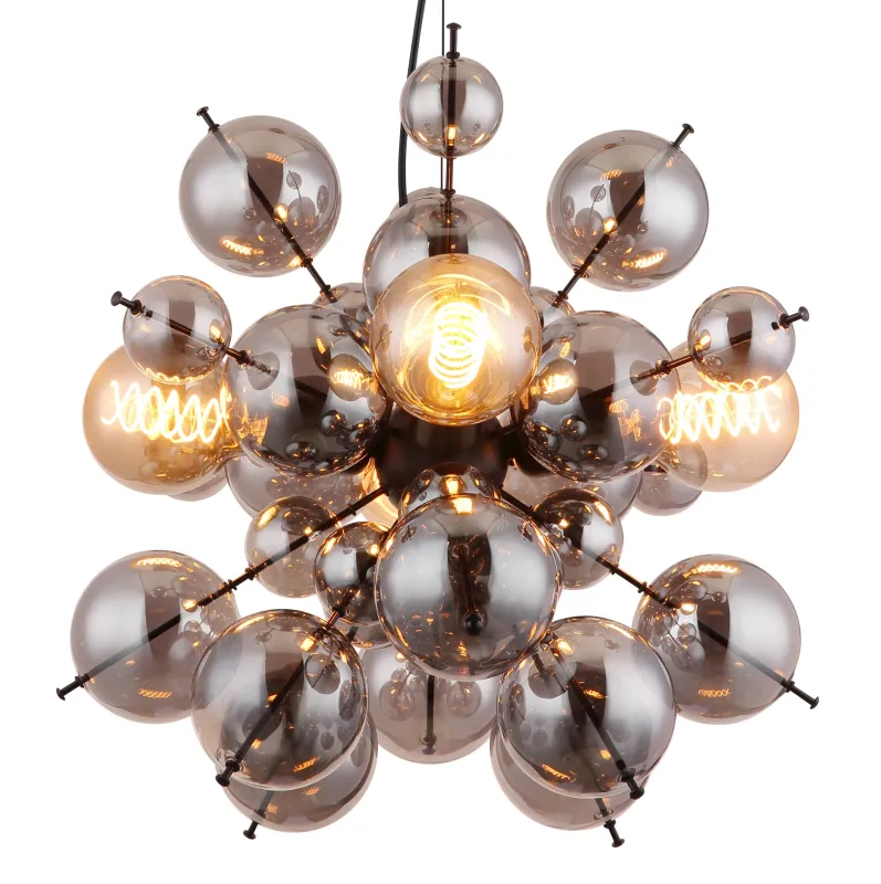 Udo Ø50 Rookkleurig hanglamp Van Globo Lighting - Dess unika design imponerar med en rund form d&auml;r eleganta metallst&auml;nger sammanl&auml;nkas med dekorativa kulor i olika storlekar.