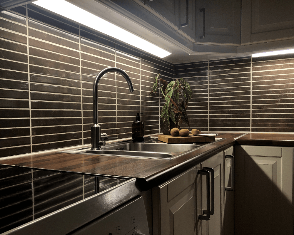 Acis Dim 40cm Wit Van Westal - Het armatuur kan eenvoudig worden bevestigd met de meegeleverde schroeven of met dubbelzijdig plakband voor een eenvoudige installatie.