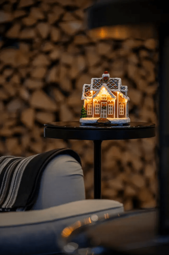 Peperkoekhuisje LED 17cm Bruin Van Konstsmide - Schattig peperkoekenhuisje met 9 LED-lampjes die de magie van Kerstmis verlichten met een warm wit licht.