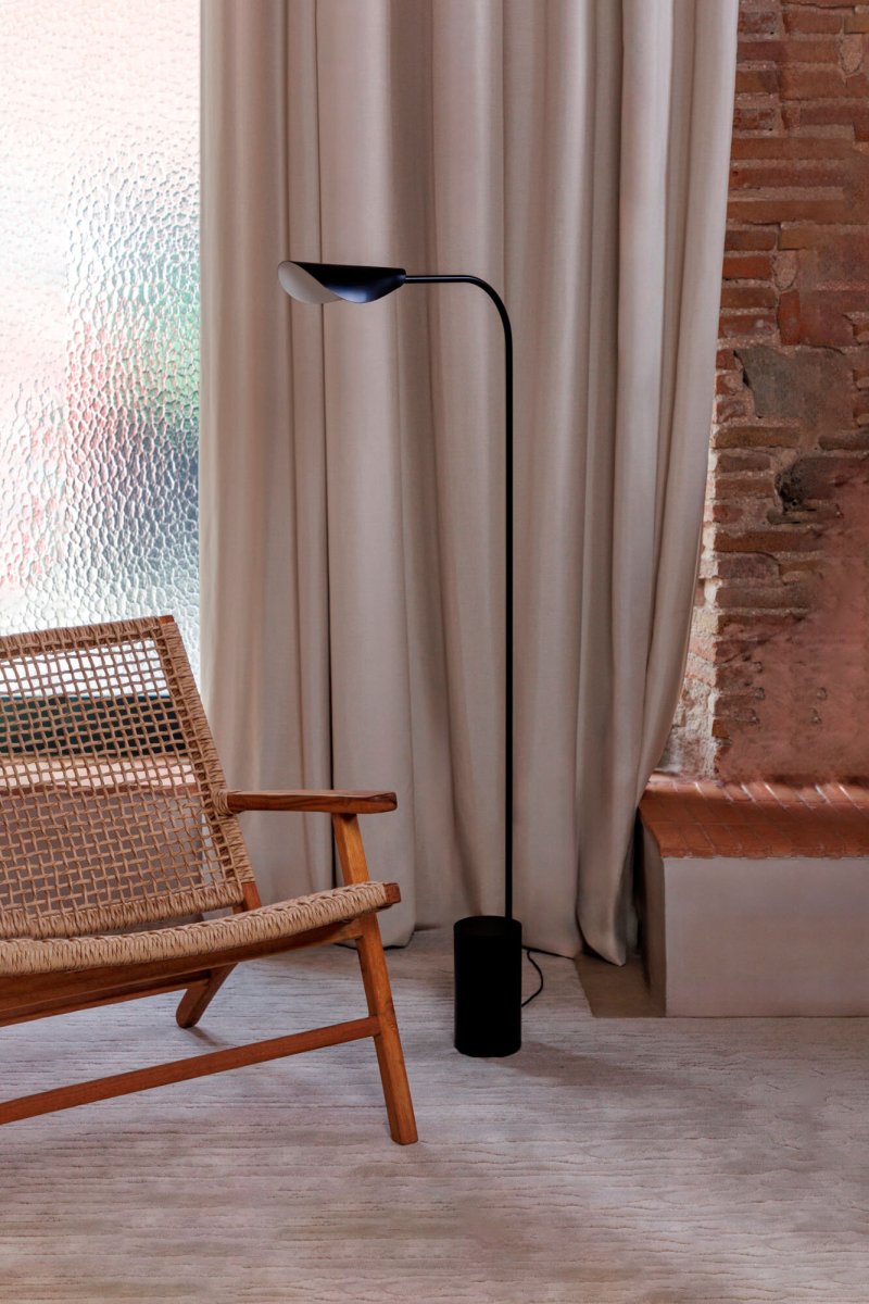 Liggera Zwart vloerlamp Van Faro Barcelona - De zachte, natuurlijke vormen doen denken aan het silhouet van een tak en geven de lamp een harmonieuze en organische uitstraling.