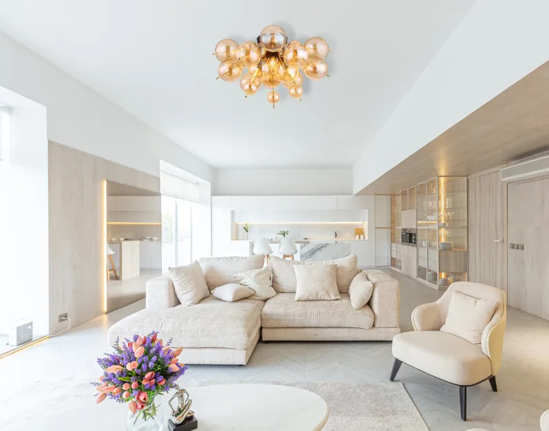 Udo Ø55 Amber plafondlamp Van Globo Lighting - Dess unika design utm&auml;rks av en rund form d&auml;r guldf&auml;rgade metallstavar elegant sammanl&auml;nkas med varmt b&auml;rnstensf&auml;rgade glasklot i olika storlekar.