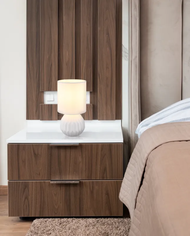 Sylas 23cm Wit tafellamp Van Globo Lighting - Den rundade keramiska basen i elegant vitt och den matchande cylindriska textilsk&auml;rmen skapar en harmonisk och modern estetik.