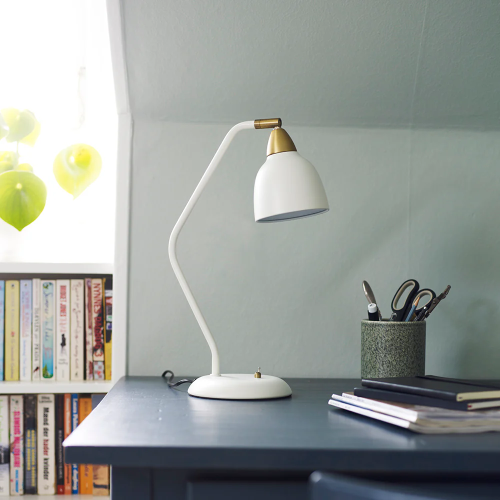 Urban 45cm Wit bureaulamp Van Superliving - Met Urban haal je een lamp in huis die niet alleen je ruimte verlicht, maar ook je interieur!