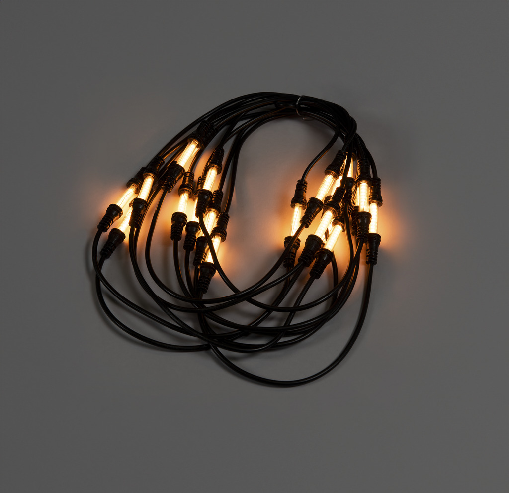 Uitbreidingsset Voor Lichtketting Amber 6m Zwart Van Konstsmide - Werkt op 24 V en heeft een IP44-classificatie: ideaal voor zowel binnen- als buitengebruik.