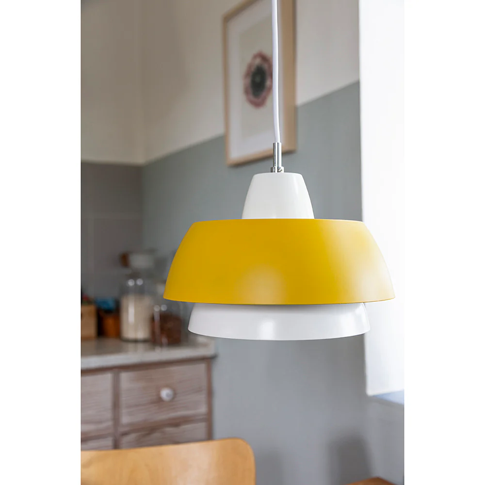 Trio Ø28 Geel hanglamp Van Superliving - In een mooie combinatie met de drie kappen heeft u met de Trio hanglamp een moderne lamp die u boven uw eet- of keukentafel kunt gebruiken.