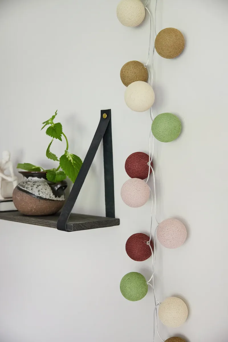 Irislights Autumn 20-lights Veelkleurig Van Irislights - De ballen worden eenvoudig in de gewenste volgorde over de lampjes van het snoer bevestigd en kunnen vervolgens worden gebruikt als decoratief element voor een raam of als sfeervolle verlichting in een mand in de kinderkamer.