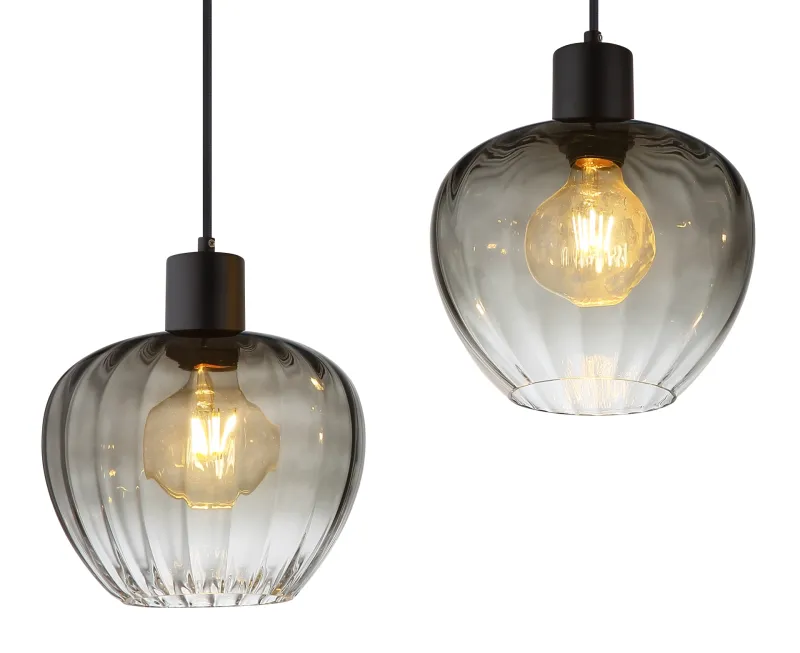 Toy 108cm Rookkleurig hanglamp Van Globo Lighting - Med sin raka skena och fyra rundade r&ouml;kf&auml;rgade glaskupor med eleganta r&auml;fflor tillf&ouml;r denna lampa en modern och sofistikerad touch till ditt hem.