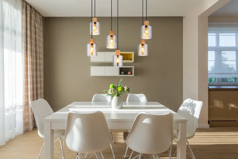 Aleidis 67cm Rookkleurig hanglamp Van Globo Lighting - Sex dekorativa glaskupor med tr&auml;detaljer h&auml;nger fr&aring;n en mattsvart metallstomme, vilket skapar en harmonisk balans mellan modern och rustik estetik.