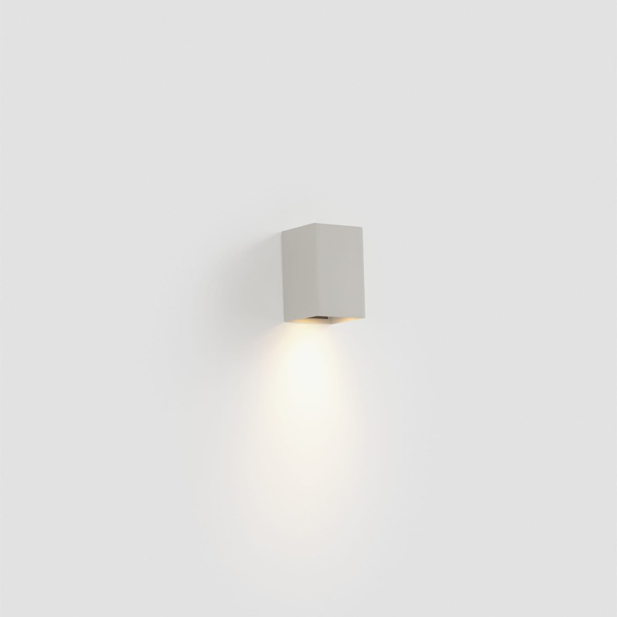 Lune 10cm Wit wandlamp Van Faro Barcelona - Lune is een vierkante wandlamp met een matwit oppervlak die perfect past in hallen, corridors en andere doorgangen.
