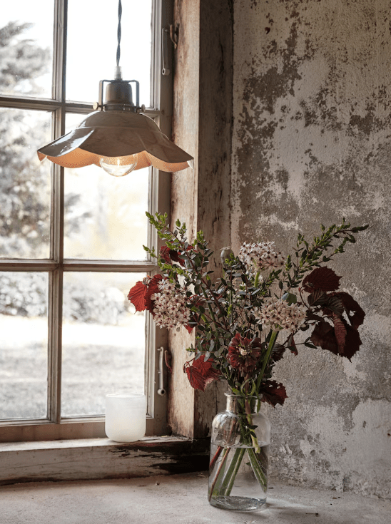 Frida Ø25 Beige raamlamp Van Strömshaga - De lamp heeft een naturelkleurig gedraaid textielsnoer en een fitting van messing.