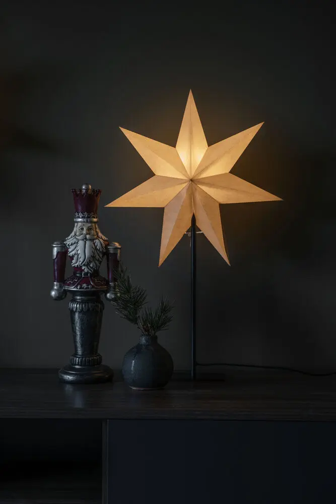 Papieren Ster Ø40 Grijs Van Konstsmide - De stijlvolle ster in de kleur greige rust op een strakke, zwarte metalen standaard en verspreidt een zacht, aangenaam licht.