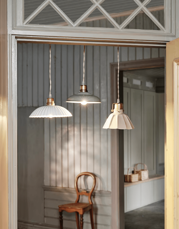 Margareta Ø18 Beige raamlamp Van Strömshaga - Mooie kleine plafondlamp met een kap van beige gelakt plaatstaal en een voet met een messing afwerking.