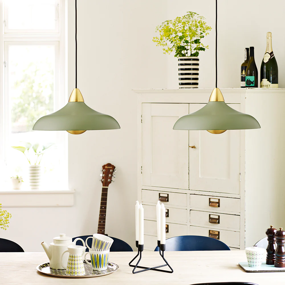 Urban Wide Ø36 Olijfgroen hanglamp Van Superliving - Ideaal om uw huis een moderne touch te geven met een vleugje tijdloze elegantie.