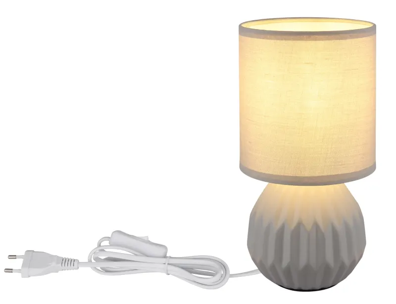 Sylas 23cm Grijs tafellamp Van Globo Lighting - Den rundade keramiska basen i elegant gr&aring;tt och den matchande cylindriska textilsk&auml;rmen skapar en harmonisk och modern estetik.