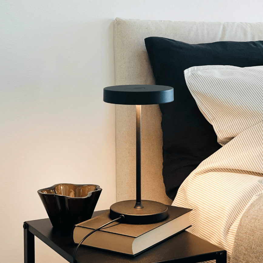 Starlight 25cm Zwart tafellamp Van Dyberg Larsen - Med inbyggd LED och tre ljusstyrkor, som dimras med 3-stegsdimmern p&aring; lamphuvudet, anpassar den sig enkelt efter olika behov &ndash; fr&aring;n st&auml;mningsfullt sken till fokuserat ljus.