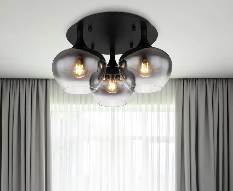Maxy Ø45 Rookkleurig plafondlamp Van Globo Lighting - P&aring; en rund takplatta av matttsvart metall sitter tre vackert formade r&ouml;kf&auml;rgade glaskupor.