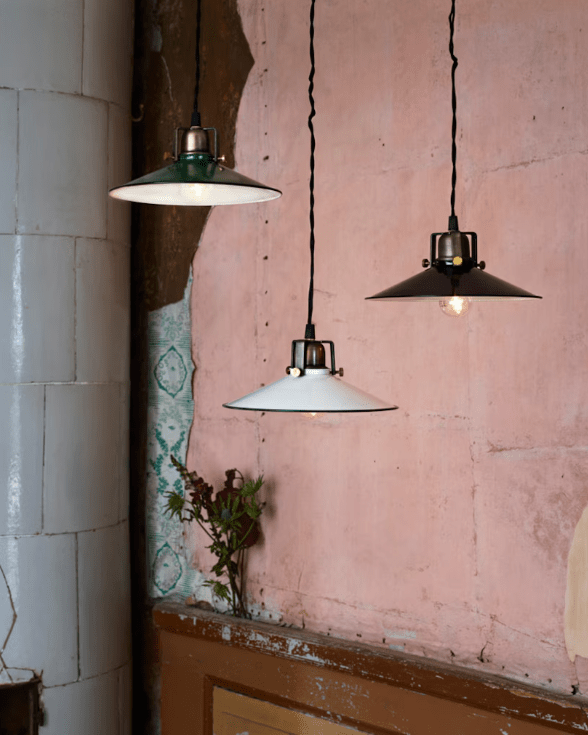 Schoollamp Herbert Ø23 Zwart raamlamp Van Strömshaga - Deze plafondlamp raakt nooit uit de mode en is eenvoudig te plaatsen waar u maar wilt.