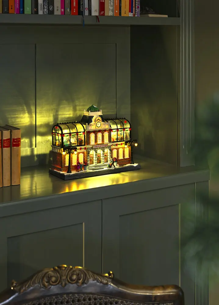 Mechanische Kerstdecoratie Met Treinstation 25cm Veelkleurig Van Konstsmide - Geweldig treinstation met bewegende figuren, 15 warmwitte ledlampjes en ingebouwde kerstmuziek die je kerstdorp tot leven brengt.