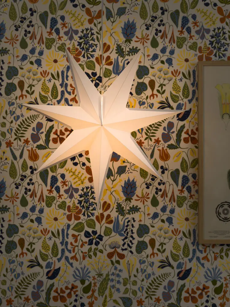 Papieren Ster Ø60 Wit Van Konstsmide - Ideaal om in het raam te hangen of tegen een mooie muur &ndash; een tijdloze decoratie die elke kamer met haar eenvoudige elegantie verfraait.