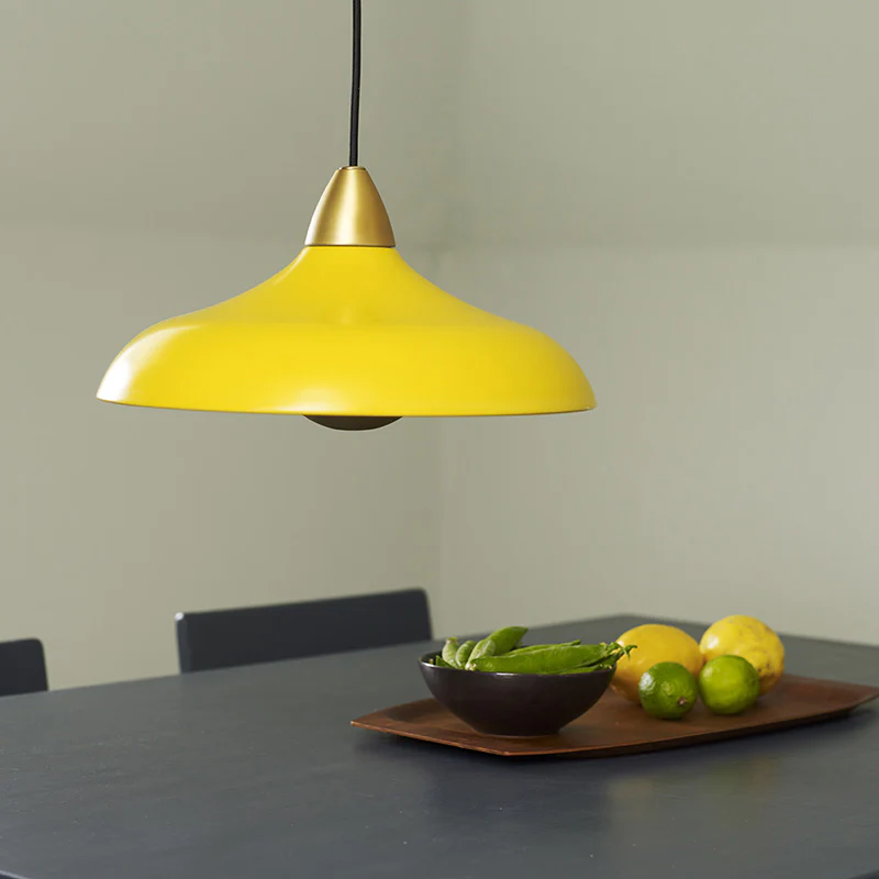 Urban Wide Ø36 Geel hanglamp Van Superliving - Verfraai uw huis met de moderne Urban Wide hanglamp, een stijlvolle combinatie van een matte gele afwerking en elegante messing details.
