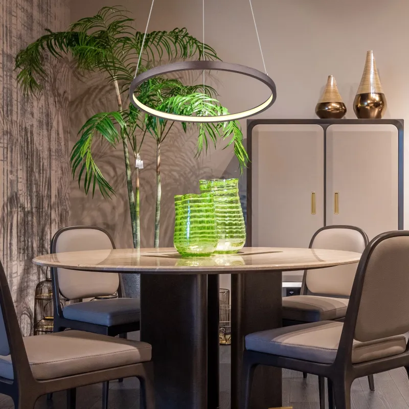 Ralph Ø38 Bruin hanglamp Van Globo Lighting - Med en diameter p&aring; 38,5 cm och en h&ouml;jd p&aring; 120 cm blir den en stilfull blickf&aring;ngare.