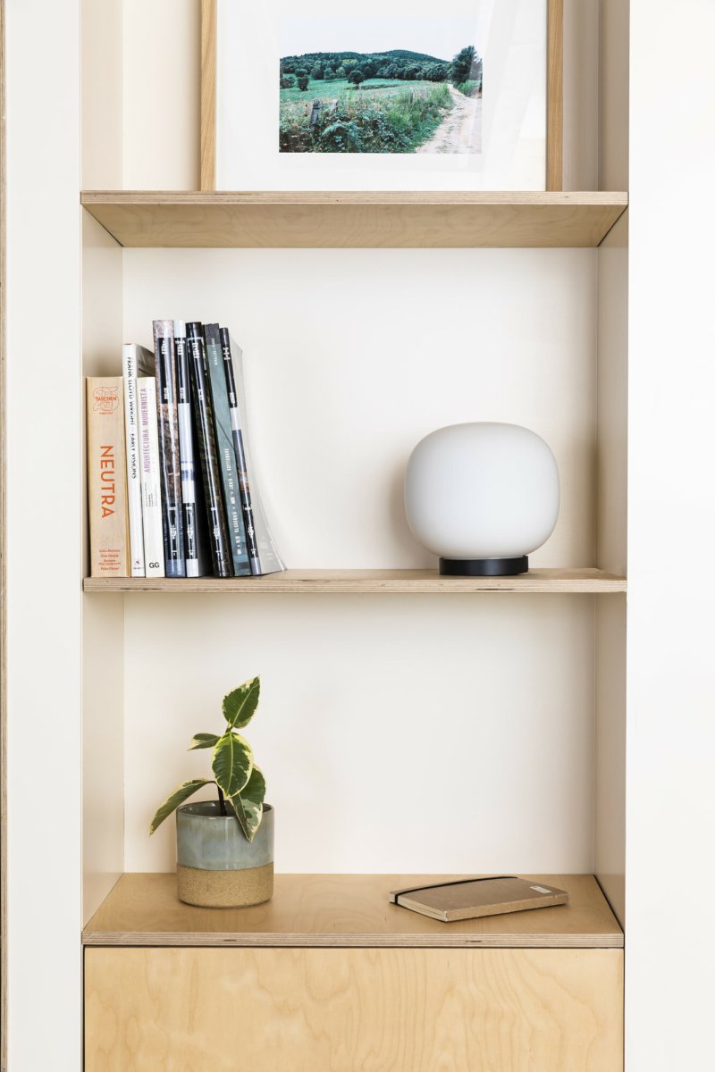 Amelia 22cm Wit tafellamp Van Faro Barcelona - Amelia is een stijlvolle zwarte tafellamp, ontworpen door H&eacute;ctor Serrano, met organische, zachte vormen die subtiel opgaan in de kamer en deze verfraaien.