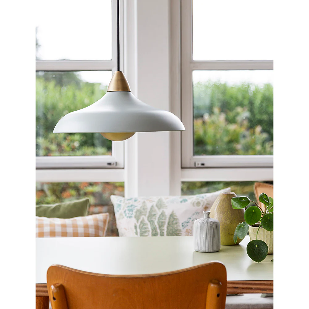 Urban Wide Ø36 Lichtgroen hanglamp Van Superliving - Verfraai uw huis met de moderne Urban Wide hanglamp, een stijlvolle combinatie van een matte lichtgroene afwerking en elegante messing details.