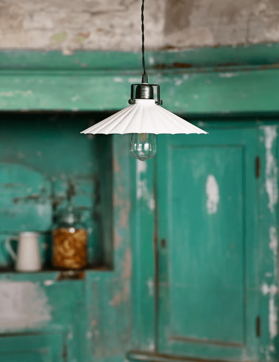 Anita Ø30 Wit raamlamp Van Strömshaga - De lamp heeft geen aansluiting op de muur of het plafond, u kiest dus zelf waar u hem op wilt aansluiten.