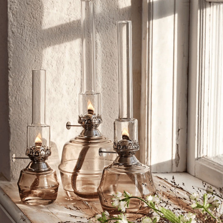 Kerosene Lamp Majken Mid Grijs Van Strömshaga - Branders van helder glas en branders van nikkel.