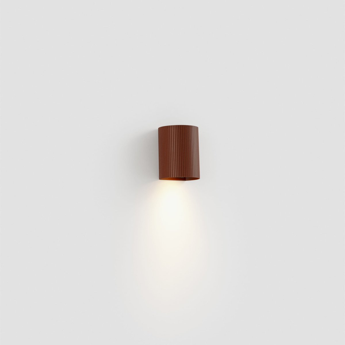 Sole 10cm Terracotta gecanneleerd wandlamp Van Faro Barcelona - Sole is een compacte terracotta wandlamp met een gecanneleerd oppervlak dat subtiele verfijning toevoegt aan elke omgeving.
