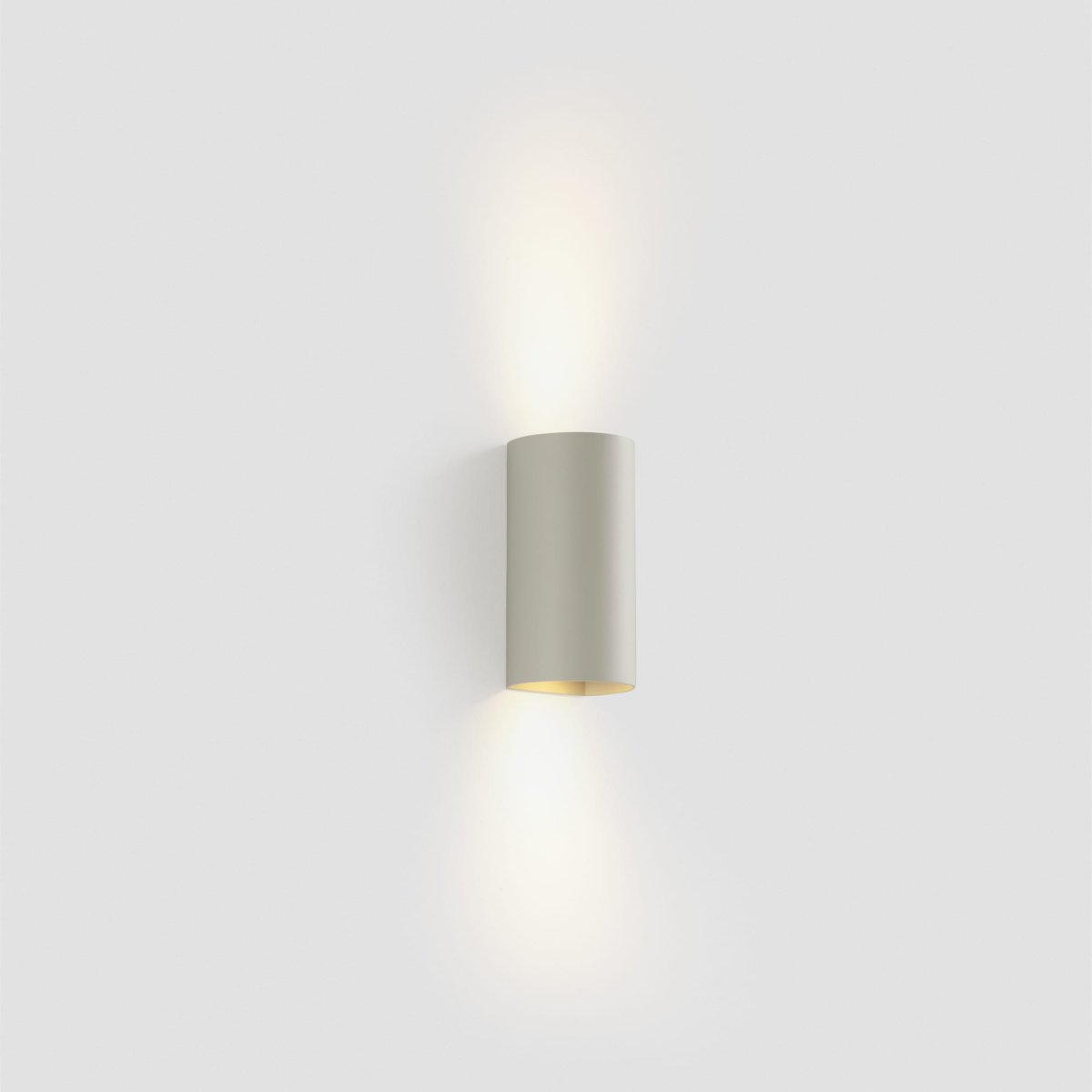 Sole 15cm Grijs wandlamp Van Faro Barcelona - Sole is een compacte, ronde wandlamp met een grijze afwerking die functie en vorm op een elegante manier combineert.