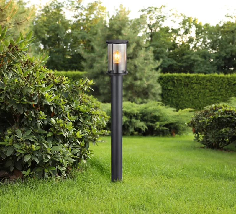 Gracey 100cm Zwart lichtpaaltjes Van Globo Lighting - Gracey &auml;r en pollare i stilren design, tillverkad av mattsvart rostfritt st&aring;l och har en r&ouml;kf&auml;rgad glassk&auml;rm.