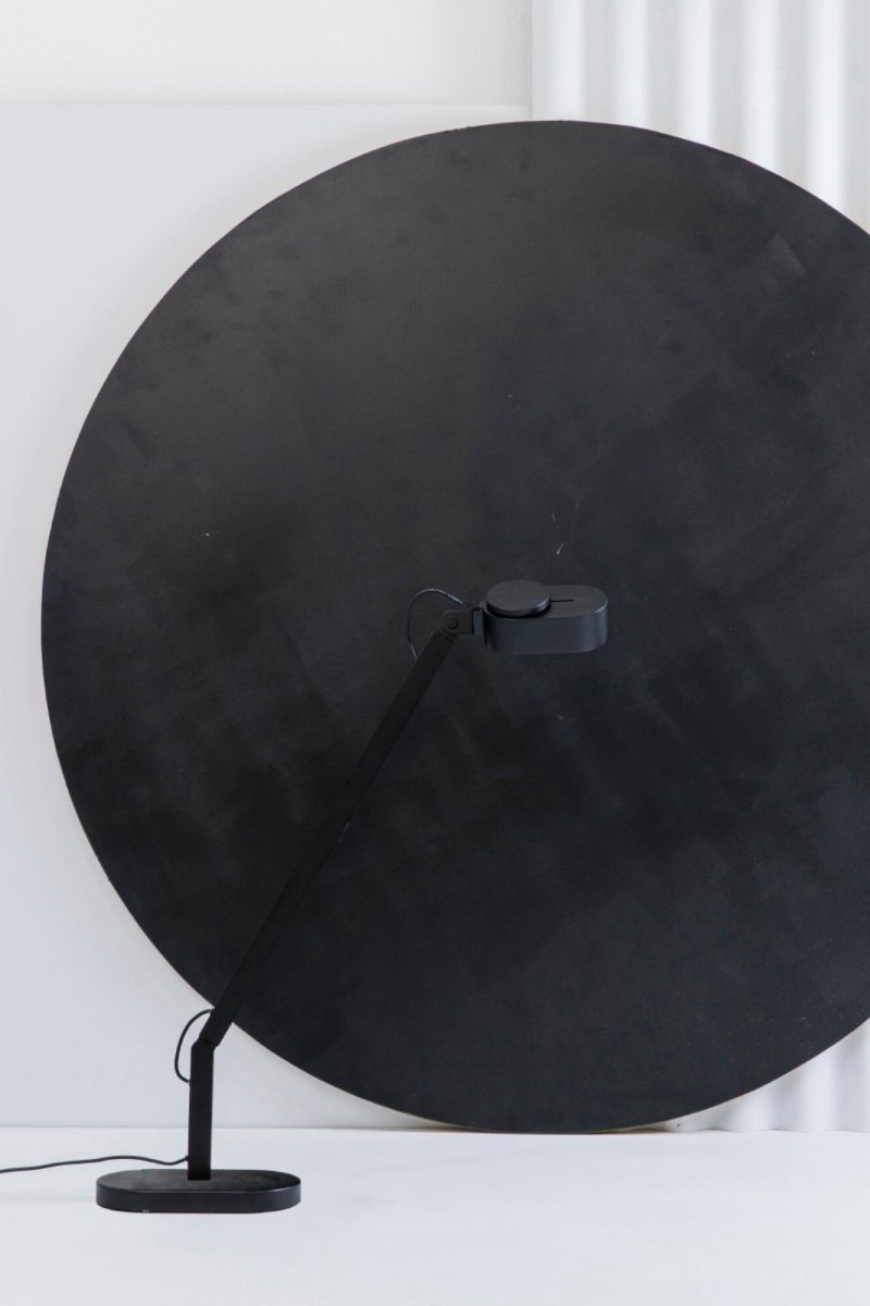 Inviting 86cm Zwart bureaulamp Van Faro Barcelona - De lampenkop kan zowel horizontaal als verticaal worden gekanteld en je kunt de helderheid eenvoudig aanpassen door de bovenste ring naar voren of naar achteren te schuiven.