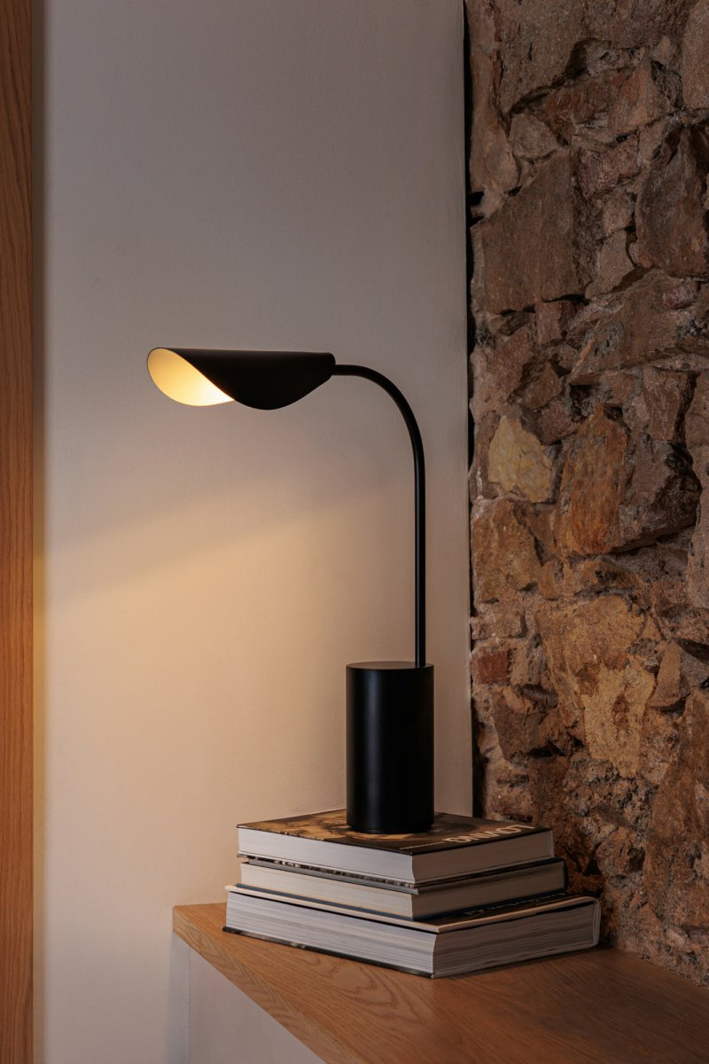 Liggera 55cm Zwart tafellamp Van Faro Barcelona - De zachte, natuurlijke vormen doen denken aan het silhouet van een tak en geven de lamp een harmonieuze en organische uitstraling.