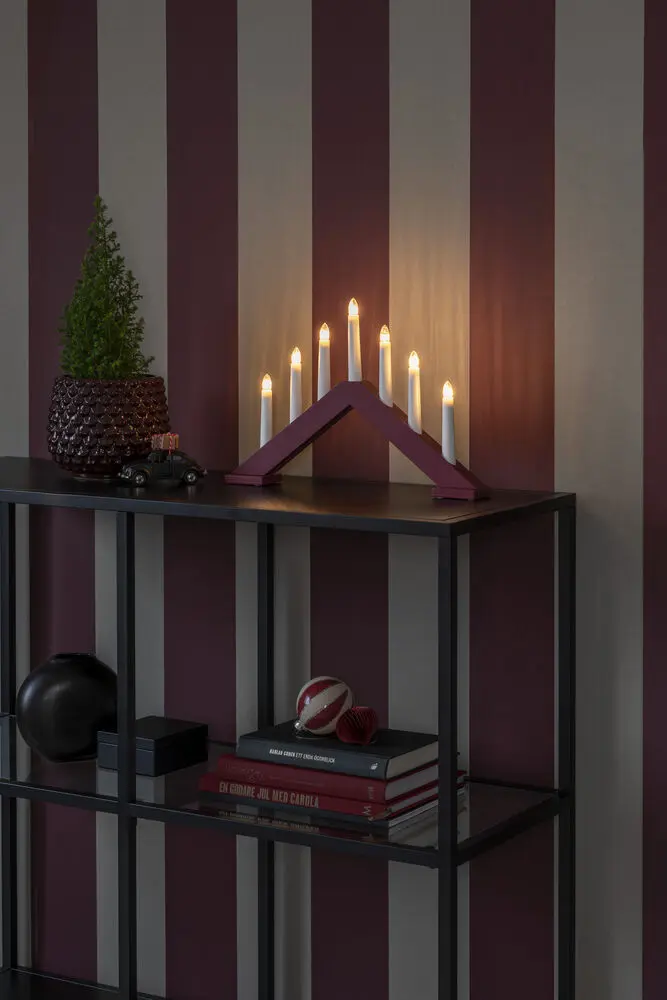 Candelabra 7 Lights Mat donkerrood Van Konstsmide - De klassieke driehoekige vorm met zeven kaarsen cre&euml;ert een warme en sfeervolle gloed die de Adventstijd versterkt.
