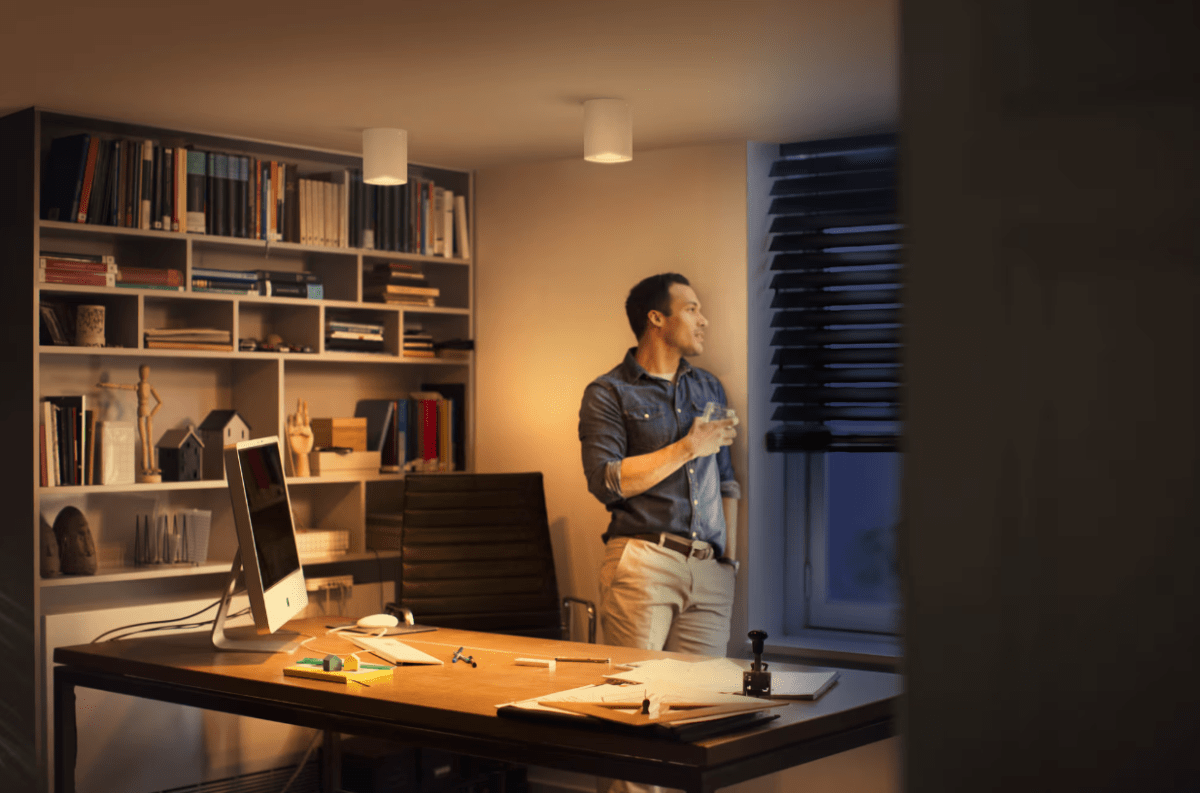 Pillar Hue Wit spot Van Philips - U kunt kiezen uit warme tot koele witte tinten en de lamp bedienen via de Bluetooth-app of de meegeleverde dimknop.
