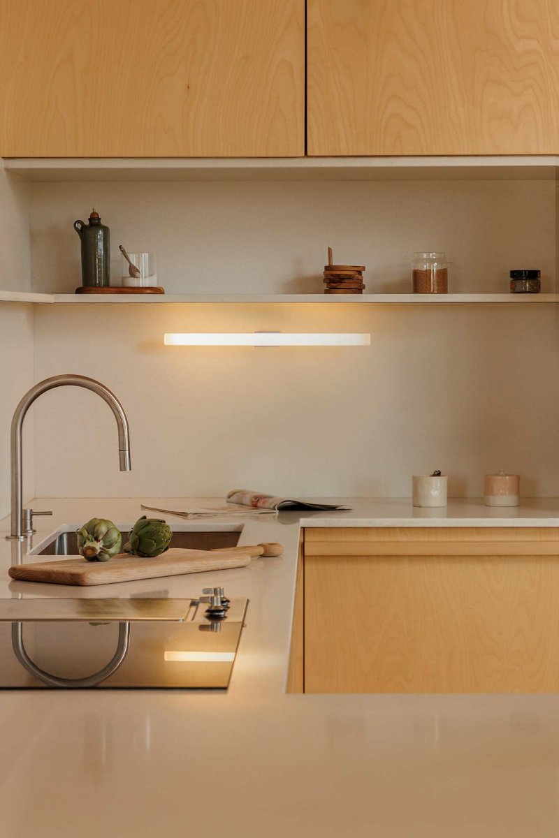 Calma 50cm Blauw badkamerlamp Van Faro Barcelona - Calma is een wandlamp met een blauwe afwerking, perfect voor algemene verlichting in bijvoorbeeld keukens, gangen of gangen.