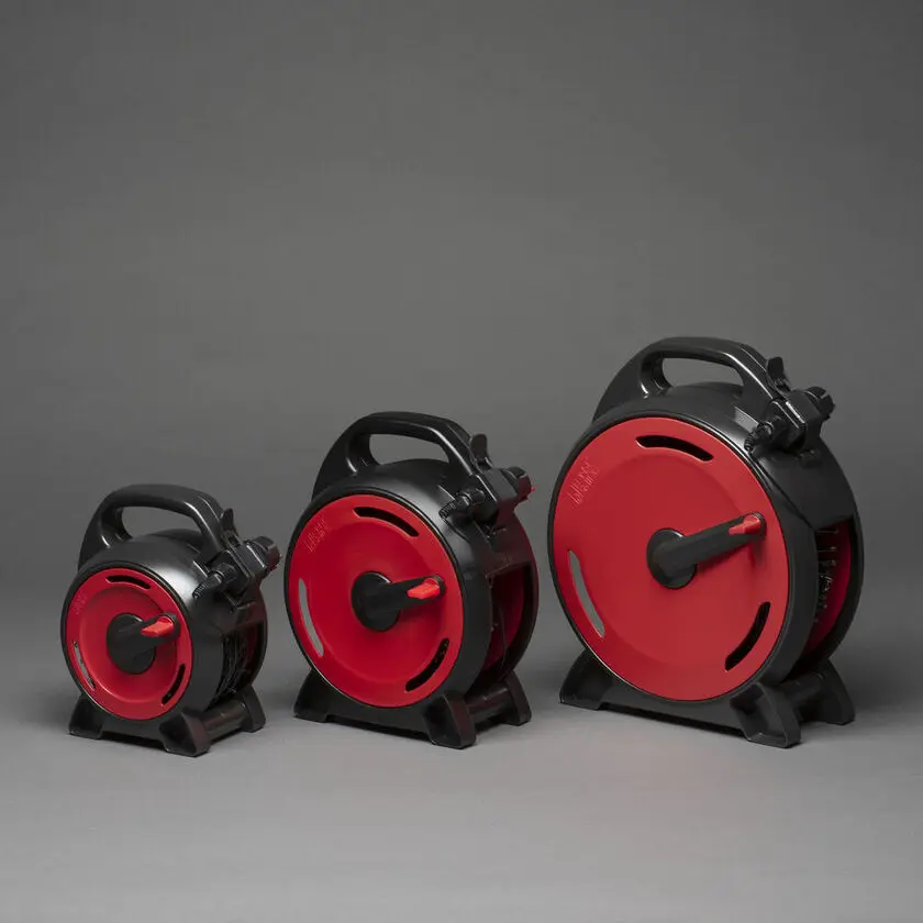 Kabelhaspel amber 22m Zwart Van Konstsmide - De Cluster lichtsnoer aan&aring; De kabeltrommel geeft een warme, amberkleurige gloed af en cre&euml;ert een magische sfeer voor alle gelegenheden - van tuinfeestjes tot kerstversiering.