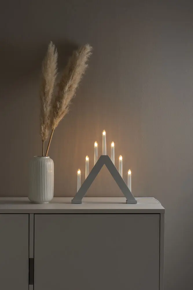 Candelabra 7 Lights Grijs Van Konstsmide - De klassieke piramidevorm wordt gecombineerd met een minimalistisch design, waardoor het een perfect interieurdetail is in zowel traditionele als moderne woningen.