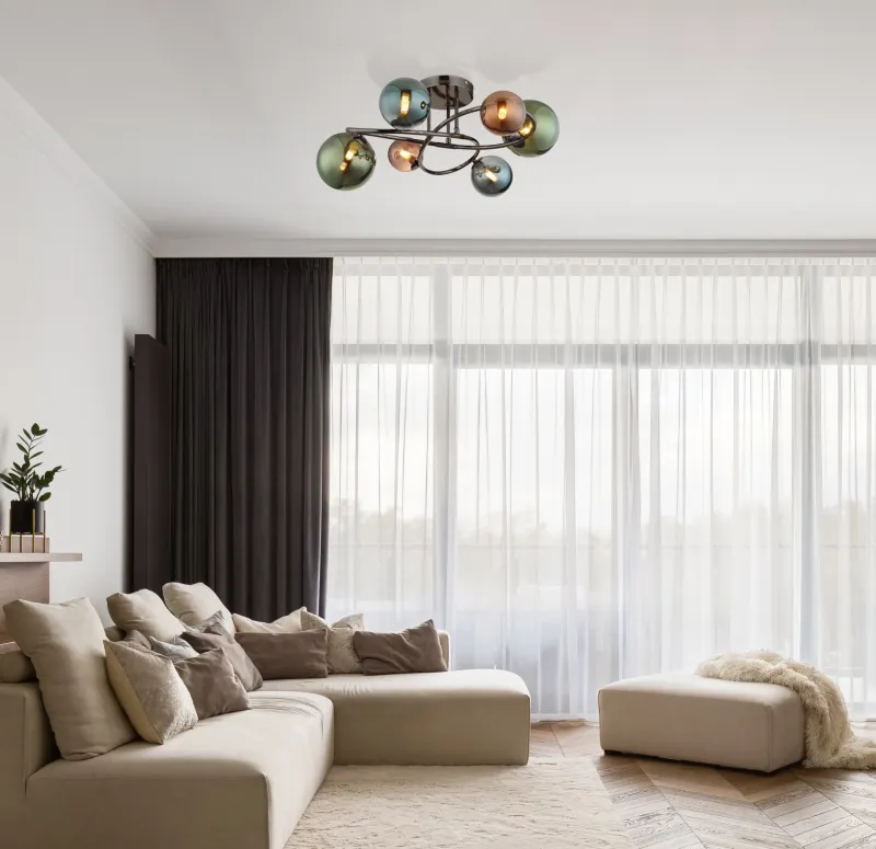 Riha Ø65 Veelkleurig plafondlamp Van Globo Lighting - De olika glaskulorna i brons, gr&ouml;nt och petrol ger lampan en dynamisk och lekfull karakt&auml;r samtidigt som de skapar en visuellt intressant ljusbild.