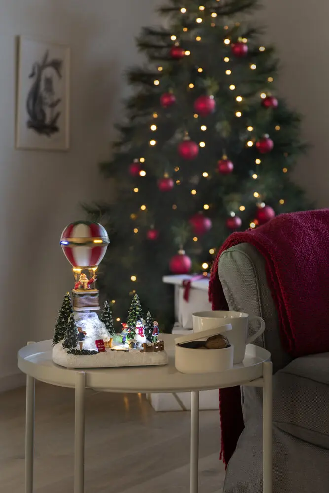 Mechanische Kerstdecoratie Met Luchtballon Veelkleurig Van Konstsmide - Laat de kerstsfeer opbloeien met deze fantasierijke mechanische kerstversiering - Een luchtballon met de Kerstman erop, die over een winterlandschap zweeft!
