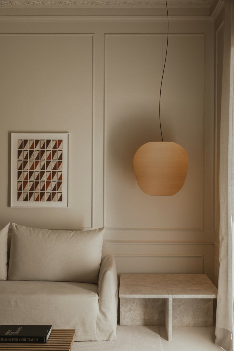 Tierra Ø52 Beige hanglamp Van Faro Barcelona - Het unieke, onregelmatige oppervlak geeft een authentieke ambachtelijke uitstraling, terwijl de bijenkorfachtige vorm een warm en zacht licht verspreidt.