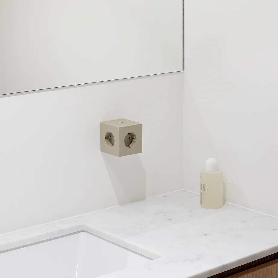 Square 2 Socket extender with 30W Dual USBC Zand Van Avolt - Stopcontactvergroter van Avolt met een stijlvol design met een kubus van gerecycled plastic en een magnetisch plaatje aan de onderkant, zodat u de stekkerdoos gemakkelijk aan de muur kunt hangen.
