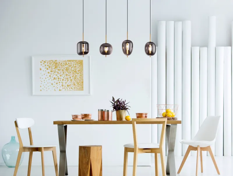 Blacky 110cm Messing hanglamp Van Globo Lighting - Blacky takpendel &auml;r perfekt att placera &ouml;ver ett matbord och ger en j&auml;mn och behaglig belysning.