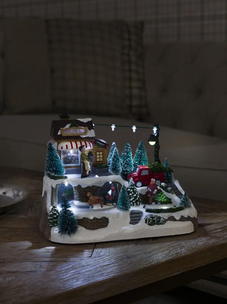 Mechanische Kerstdecoratie Met Kerstbomenverkoop 17cm Veelkleurig Van Konstsmide - Cre&euml;er een levendige kerstsfeer met deze mechanische kerstversiering &ndash; een charmant tafereel met sparrenbomen die te koop zijn in winterkledij.
