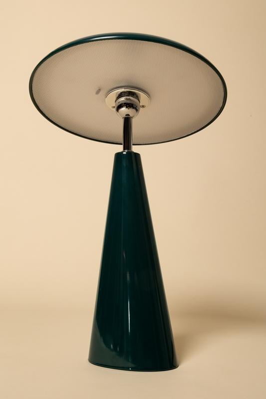 Audrey 33cm Donkergroen Draagbare Van Eja - De geïntegreerde ledverlichting zorgt voor een aangenaam licht en de lamp is dimbaar, zodat u gemakkelijk de juiste sfeer in de kamer kunt creëren.