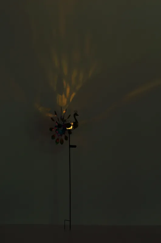 Wind Veelkleurig solarlamp Van Globo Lighting - En unik och livfull dekoration som ger tr&auml;dg&aring;rden en extra touch av f&auml;rg och elegans!