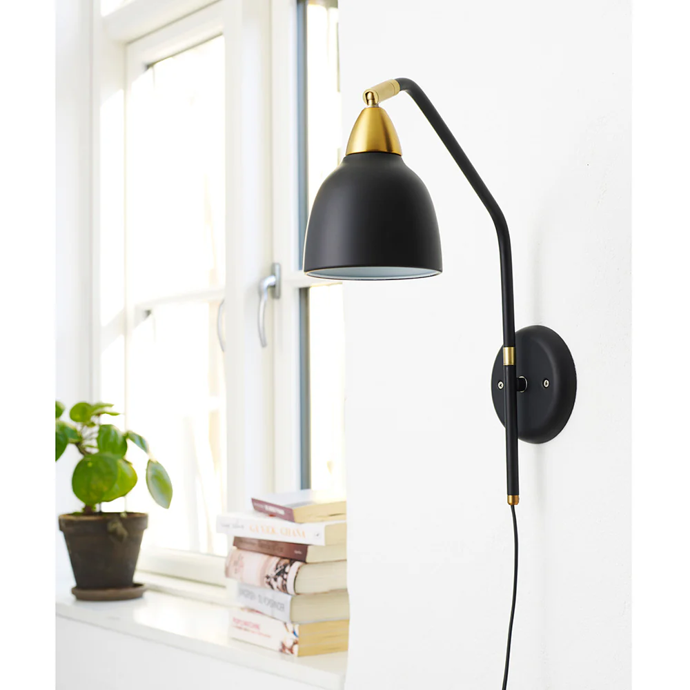 Urban 40cm Zwart wandlamp Van Superliving - Urban is niet zomaar een lamp &ndash; het is een stijlvolle oplossing voor uw huis.
