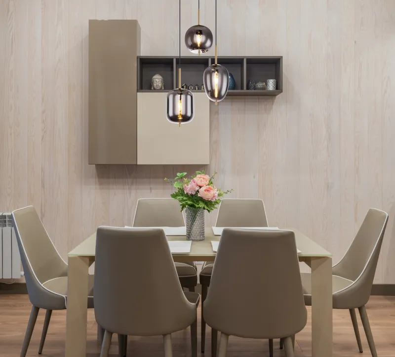 Blacky Ø46 Messing hanglamp Van Globo Lighting - Den best&aring;r av en rund m&auml;ssingsf&auml;rgad metallplatta, fr&aring;n vilken tre svarta kablar med r&ouml;kf&auml;rgade glasglober i olika former h&auml;nger.